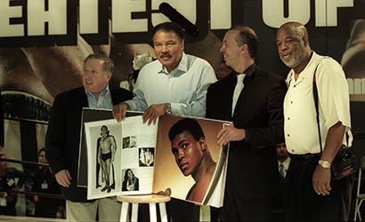 Muhammad Ali stellt auf der Frankfurter Buchmesse 2003 das Buch GOAT vor