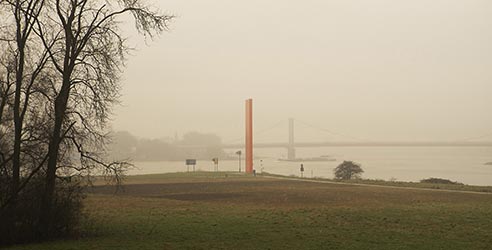 Skulptur Rheinorange im Nebel