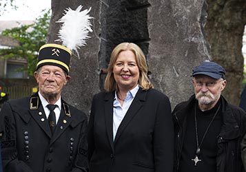 Bundestagspr&auml;sidentin B&auml;rbel Bas hat das Mahnmal Die Moorsoldaten eingeweiht.