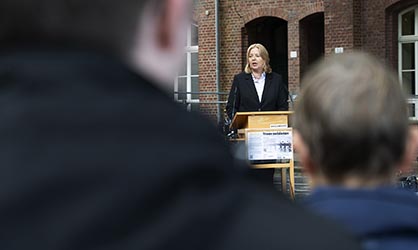 Bundestagspr&auml;sidentin B&auml;rbel Bas hat das Mahnmal Die Moorsoldaten eingeweiht.