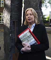 Bundestagspr&auml;sidentin B&auml;rbel Bas hat das Mahnmal Die Moorsoldaten eingeweiht.