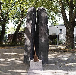 Bundestagspr&auml;sidentin B&auml;rbel Bas hat das Mahnmal Die Moorsoldaten eingeweiht.