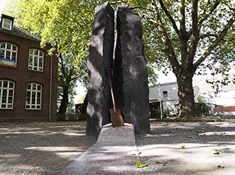 Bundestagspr&auml;sidentin B&auml;rbel Bas hat das Mahnmal Die Moorsoldaten eingeweiht.