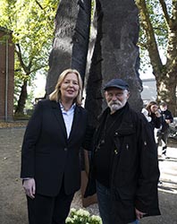 Bundestagspr&auml;sidentin B&auml;rbel Bas hat das Mahnmal Die Moorsoldaten eingeweiht.