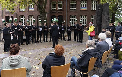 Bundestagspr&auml;sidentin B&auml;rbel Bas hat das Mahnmal Die Moorsoldaten eingeweiht.