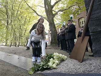 Bundestagspr&auml;sidentin B&auml;rbel Bas hat das Mahnmal Die Moorsoldaten eingeweiht.
