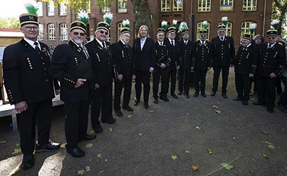 Bundestagspr&auml;sidentin B&auml;rbel Bas hat das Mahnmal Die Moorsoldaten eingeweiht.