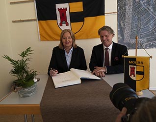 Bundestagspr&auml;sidentin B&auml;rbel Bas hat das Mahnmal Die Moorsoldaten eingeweiht.