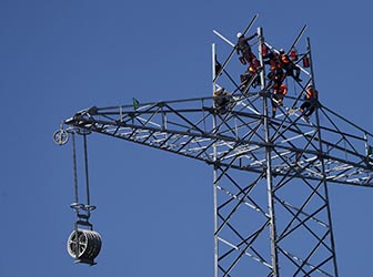 Arbeiten an Hochspannungsmasten