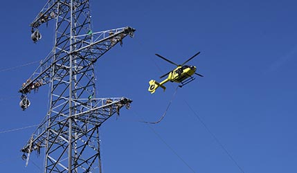 Helikoptereinsatz der Baufirma Omexom im Auftrag von Amprion.