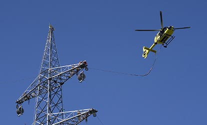 Helikoptereinsatz der Baufirma Omexom im Auftrag von Amprion.