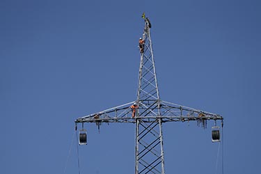 Helikoptereinsatz der Baufirma Omexom im Auftrag von Amprion.