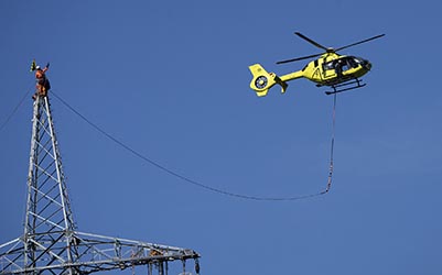 Helikoptereinsatz der Baufirma Omexom im Auftrag von Amprion.