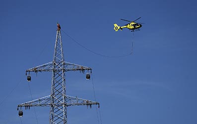 Helikoptereinsatz der Baufirma Omexom im Auftrag von Amprion.