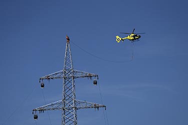 Helikoptereinsatz der Baufirma Omexom im Auftrag von Amprion.