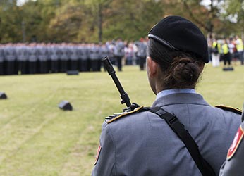 Historisches Bundeswehr-Gel&ouml;bnis vor dem NRW-Landtag