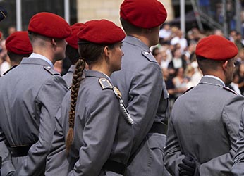 Historisches Bundeswehr-Gel&ouml;bnis vor dem NRW-Landtag