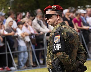 Historisches Bundeswehr-Gel&ouml;bnis vor dem NRW-Landtag