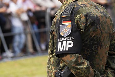 Historisches Bundeswehr-Gel&ouml;bnis vor dem NRW-Landtag