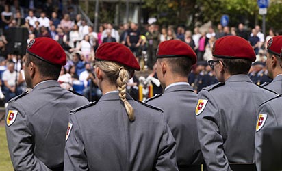 Historisches Bundeswehr-Gel&ouml;bnis vor dem NRW-Landtag