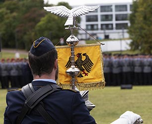 Historisches Bundeswehr-Gel&ouml;bnis vor dem NRW-Landtag