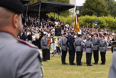 Historisches Bundeswehr-Gel&ouml;bnis vor dem NRW-Landtag