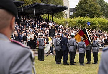 Historisches Bundeswehr-Gel&ouml;bnis vor dem NRW-Landtag