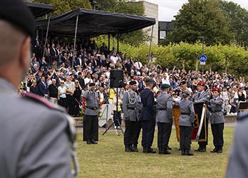 Historisches Bundeswehr-Gel&ouml;bnis vor dem NRW-Landtag