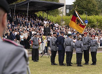 Historisches Bundeswehr-Gel&ouml;bnis vor dem NRW-Landtag