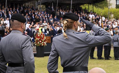 Historisches Bundeswehr-Gel&ouml;bnis vor dem NRW-Landtag