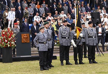 Historisches Bundeswehr-Gel&ouml;bnis vor dem NRW-Landtag