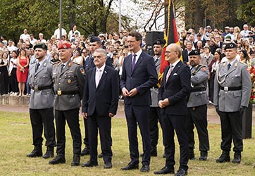 Historisches Bundeswehr-Gel&ouml;bnis vor dem NRW-Landtag