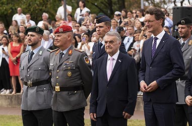 Historisches Bundeswehr-Gel&ouml;bnis vor dem NRW-Landtag